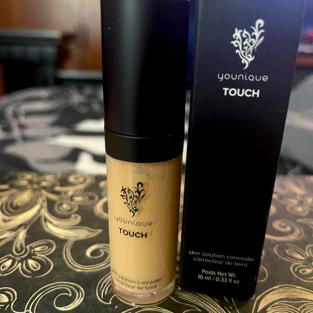 Younique Touch skin solution concealer